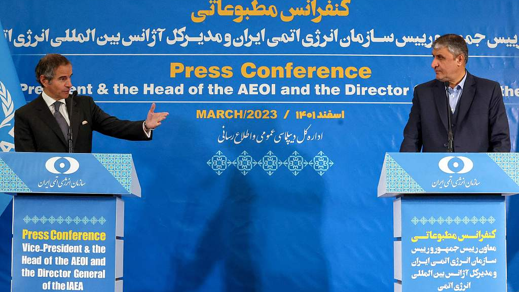 International Atomic Energy Agency chief Rafael Grossi (L) and Atomic Energy Organization of Iran head Mohammad Eslami hold a press conference in Tehran, Iran, March 4, 2023. /CFP