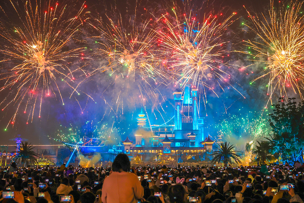 Tourists watch the New Year's Eve fireworks and light show at the Fantasy Valley park in Xiangyang, China, December 31, 2022. /CFP