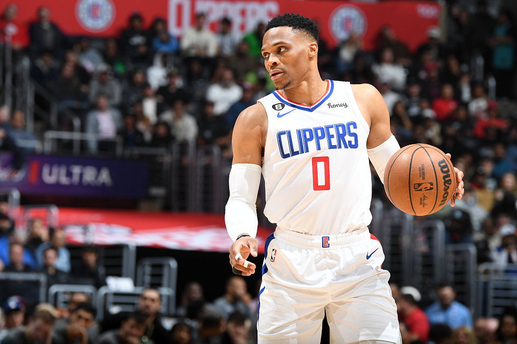Russell Westbrook of the Los Angeles Clippers dribbles in the game against the Memphis Grizzlies at Crypto.com Arena in Los Angeles, California, March 5, 2023. /CFP
