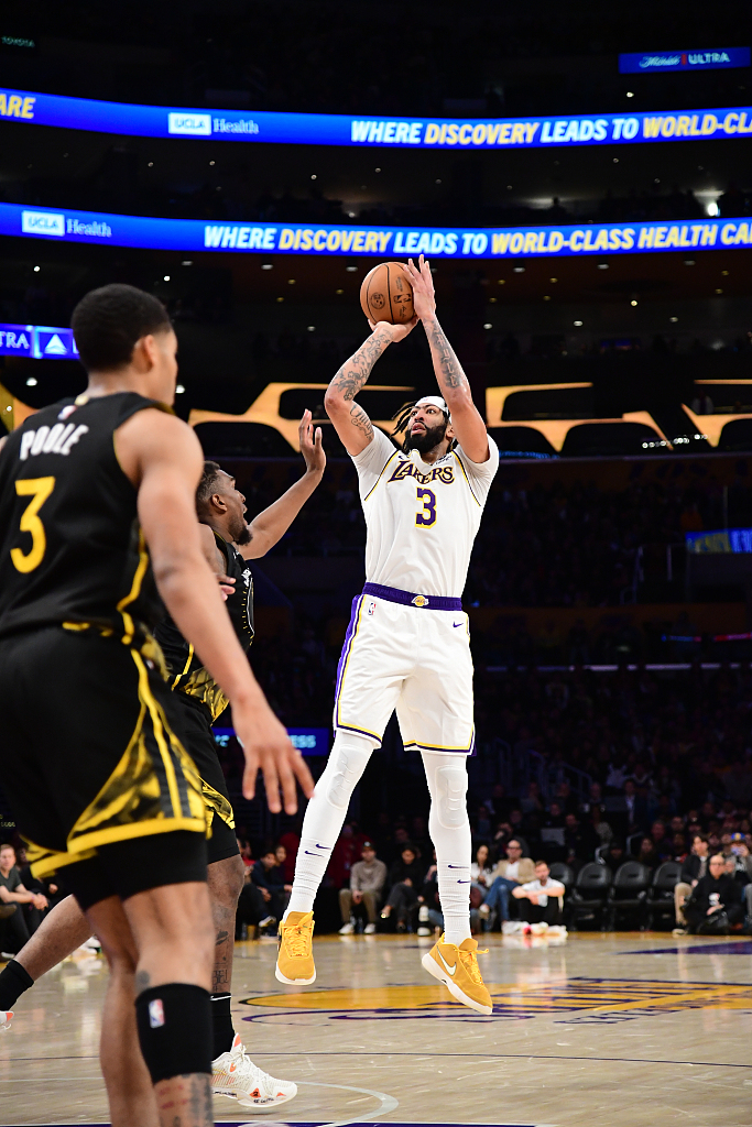 Anthony Davis (C) of the Los Angeles Lakers shoots in the game against the Golden State Warriors at Crypto.com Arena in Los Angeles, California, March 5, 2023. /CFP