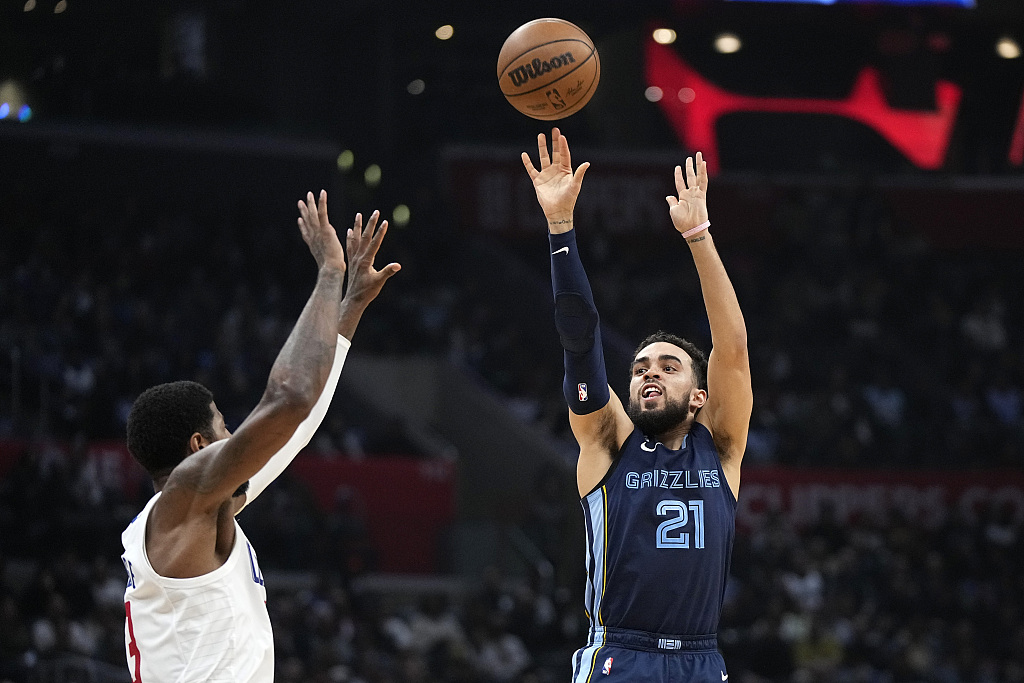 Tyus Jones (#21) of the Memphis Grizzlies shoots in the game against the Los Angeles Clippers at Crypto.com Arena in Los Angeles, California, March 5, 2023. /CFP