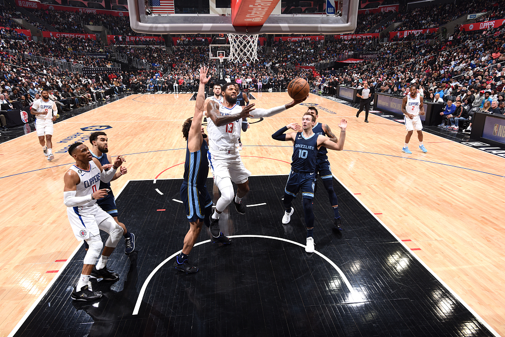 Paul George (#13) of the Los Angeles Clippers drives toward the rim in the game against the Memphis Grizzlies at Crypto.com Arena in Los Angeles, California, March 5, 2023. /CFP