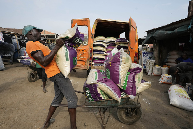A worker loads rice into a truck at a market in Lagos, Nigeria, February 7, 2023. /CFP