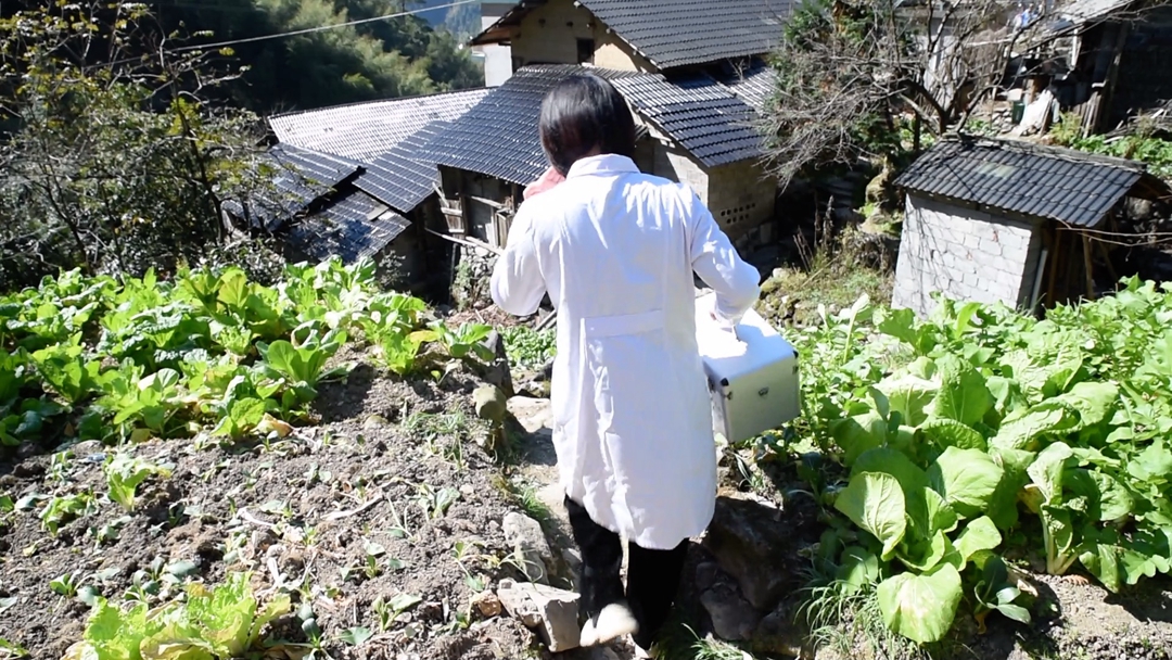 Xu Xiaochan walks to a villager's home. /Picture Courtesy:  Hospital of Anhui University of Traditional Chinese Medicine