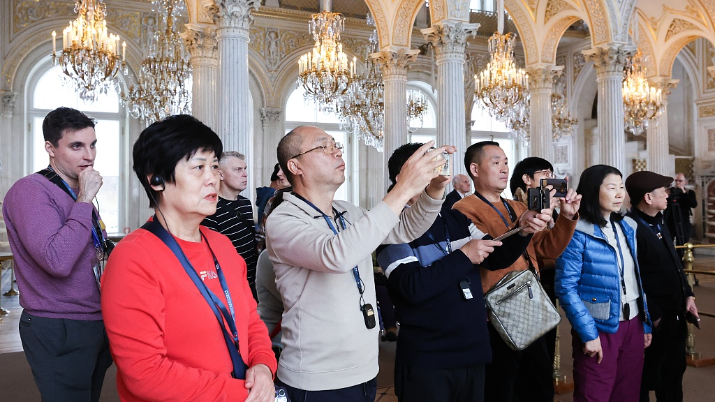 Chinese tourists enjoy a tour of the State Hermitage Museum. Tourists from China see the museum for the first time since the outbreak of the COVID-19 pandemic./CFP