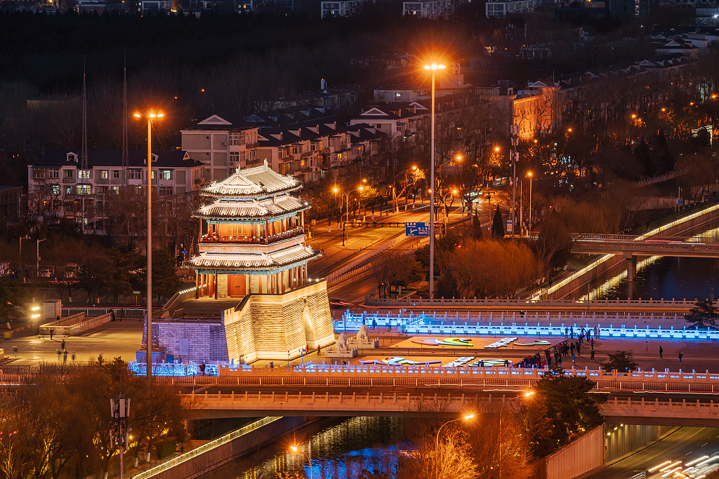 A night view of Yongding Gate. /CFP