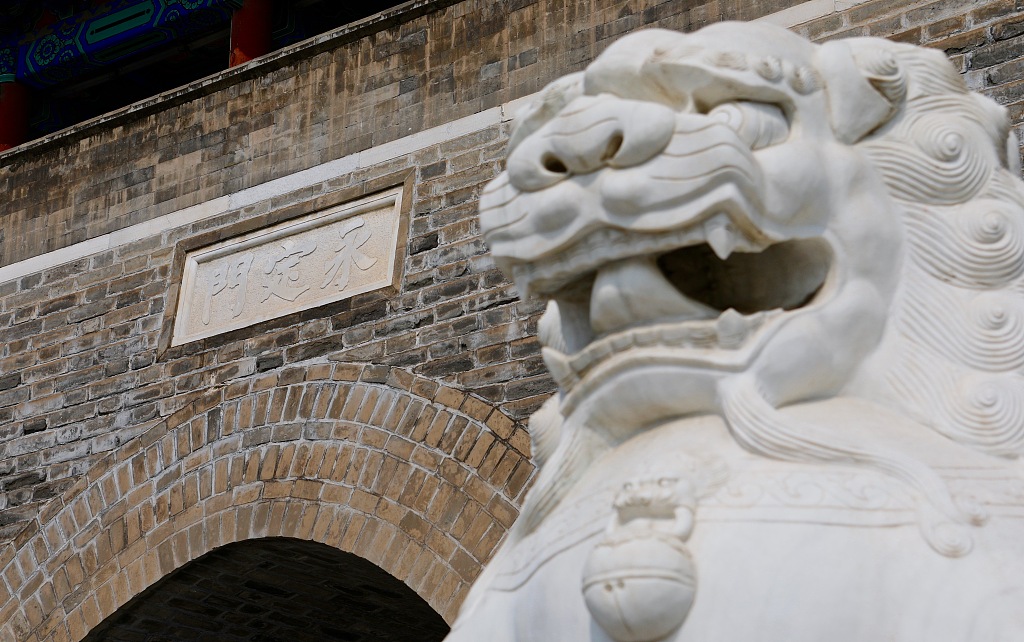 A marble lion sculpture sits in front of Yongding Gate. /CFP