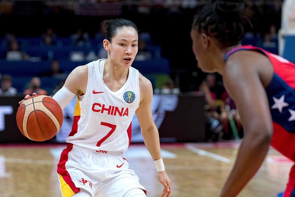 Yang Liwei (#7) of China dribbles in the FIBA Women's Basketball World Cup final game against team USA at the Sydney SuperDome in Sydney, Australia, October 1, 2022. /CFP
