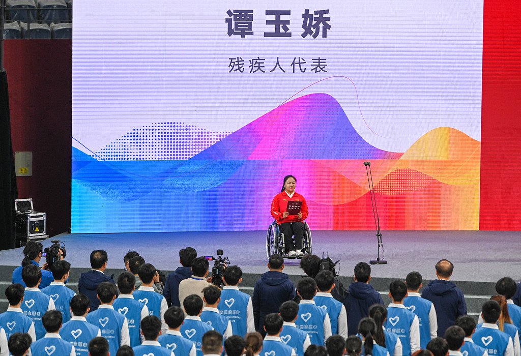 Para athlete delegate Tan Yujiao, who is also the Tokyo Paralympic weightlifting champion, calls for people with disabilities to participate in society with a spirit of respect, confidence, self-improvement and independence in the oath-taking event in Hangzhou, Zhejiang Province, March 7, 2023. /CFP