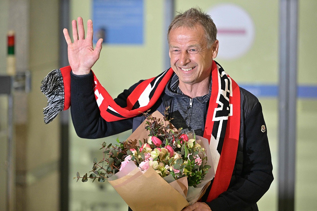 Jurgen Klinsmann waves as he arrives at the Incheon International Airport in Incheon, South Korea, March 8, 2023. /CFP