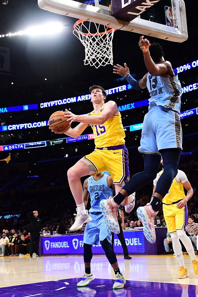 Austin Reaves (#15) of the Los Angeles Lakers drives toward the rim in the game against the Memphis Grizzlies at Crypto.com Arena in Los Angeles, California, March 7, 2023. /CFP