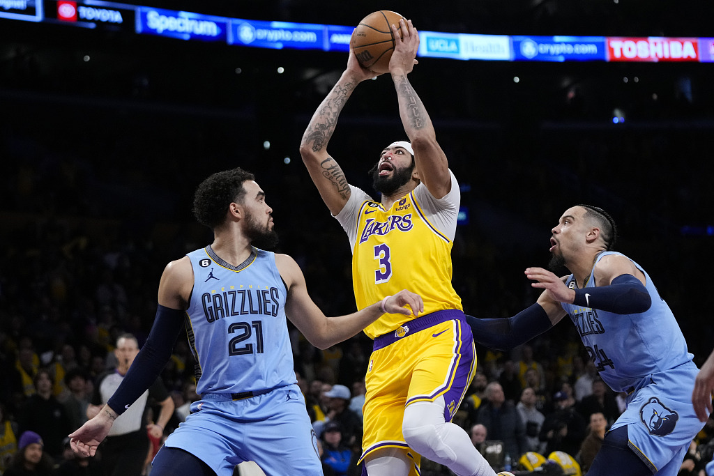 Anthony Davis (#3) of the Los Angeles Lakers shoots in the game against the memphis Grizzlies at Crypto.com Arena in Los Angeles, California, March 7, 2023. /CFP