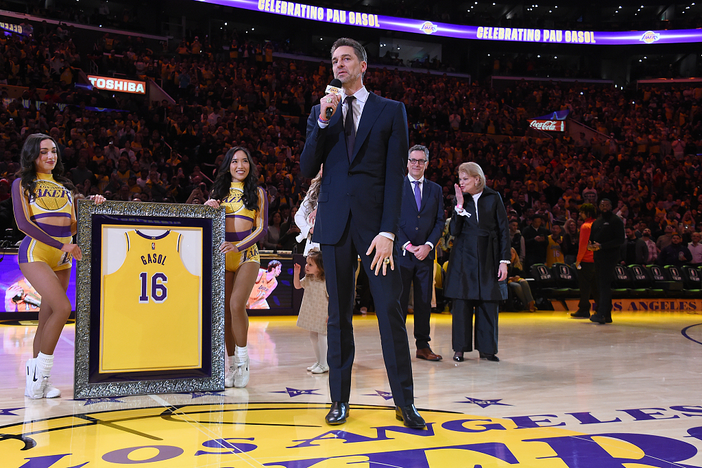 Pau Gasol (C) speaks at his jersey-retiring ceremony held during the halftime break of the game between the Los Angeles Lakers and thr Memphis Grizzlies at Crypto.com Arena in Los Angeles, California, March 7, 2023. /CFP
