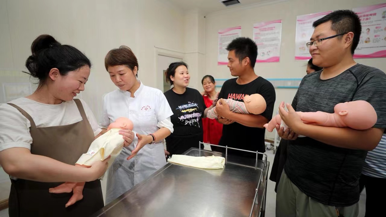 Young couples learn newborn care at Quanjiao County People's Hospital in Chuzhou, east China's Anhui Province, July 9, 2021. /CFP