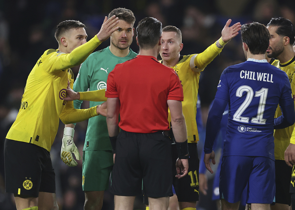 Dortmund players surround referee Danny Makkelie (C) to complain about the awarding of a penalty during their Champions League clash with Chelsea at Stamford Bridge in London, England, March 7, 2023. /CFP