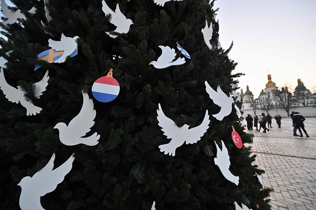 A view of Kyiv's main Christmas tree prior to its ceremony at St. Sophia Square in Kyiv, capital of Ukriane, December 19, 2022. /CFP