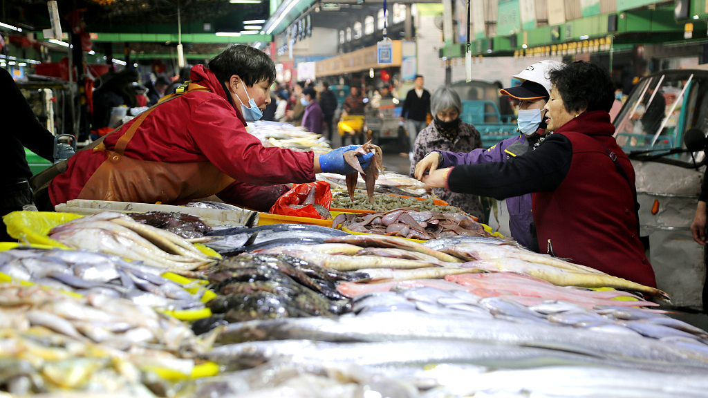 People buy seafood at a market in Lianyungang City, east China's Jiangsu Province, March 9, 2023. /CFP