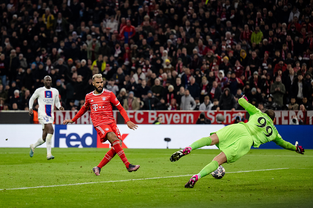 Eric Maxim Choupo-Moting (L) of Bayern Munich shoots to score in the second-leg game of the UEFA Champions League Round of 16 against Paris Saint-Germain at the Allianz Arena in Munich, Germany, March 8, 2023. /CFP