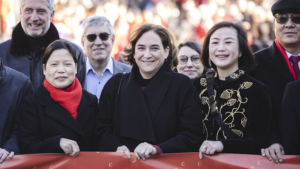 The authorities of the Chinese consul in Barcelona and Ada Colau, the mayoress of Barcelona, attends the Chinese New Year Parade, in Barcelona, Spain, January 21, 2023. /CFP