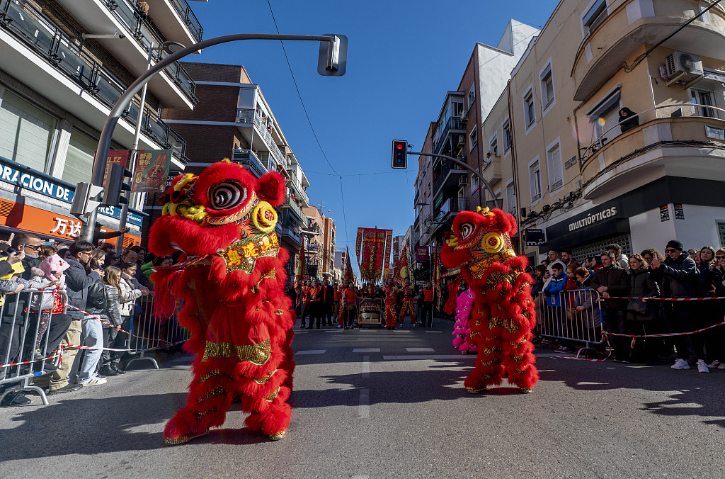People perform Chinese lion dance in the district of Usera, in Madrid, Spain, January 22, 2023. /CFP