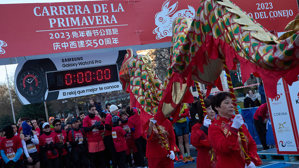 People dressed in traditional Chinese costumes parade before the Spring Run in Madrid, Spain, January 29, 2023. /CFP