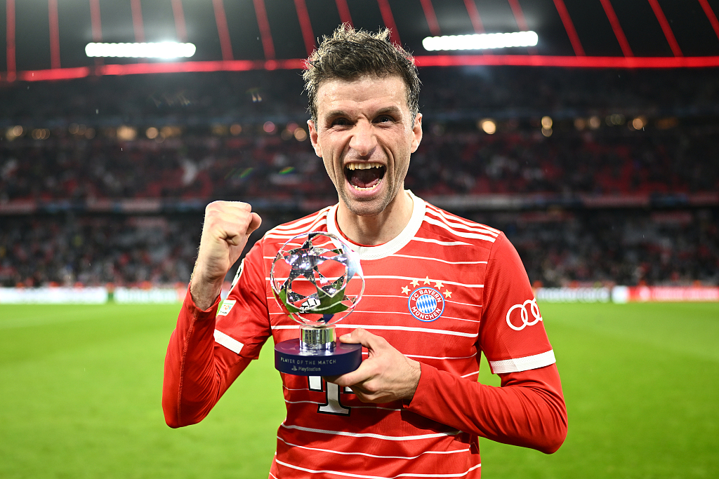 Bayern Munich captain Thomas Mueller celebrates with the Player of the Match award after their Champions League clash with PSG at Allianz Arena in Munich, Germany, March 8, 2023. /CFP