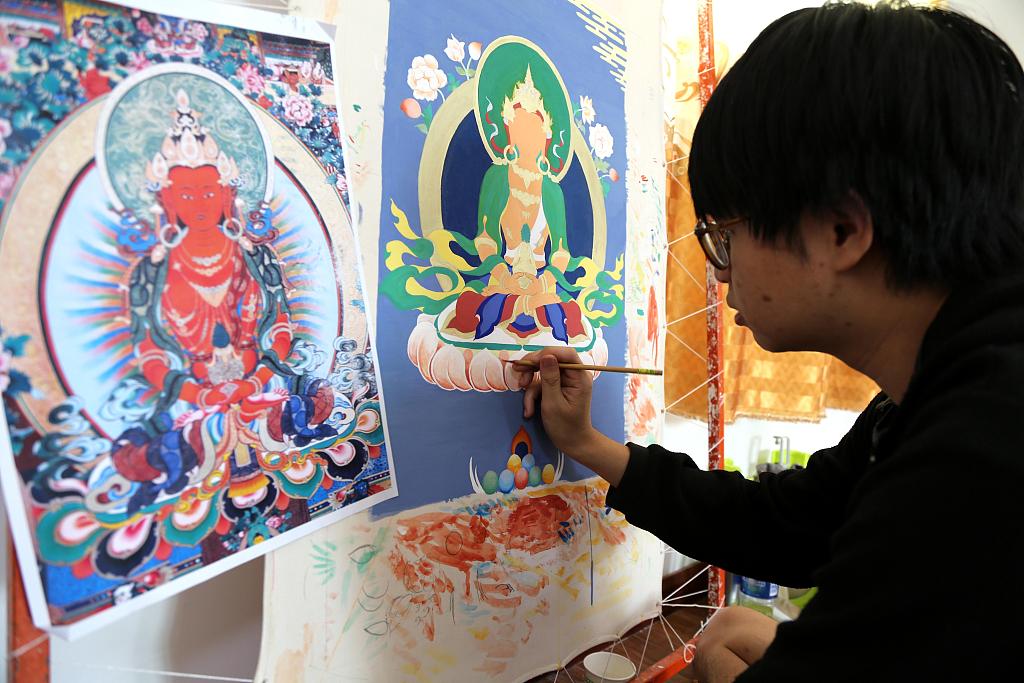A man studies thangka painting at Regong Art Academy in Huangnan Tibetan Autonomous Prefecture, Qinghai. /CFP