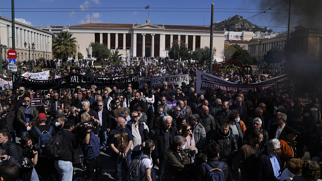 Demonstrators observe a minute of silence during a protest for victims of a rail disaster, in central Athens, March 8, 2023. /CFP