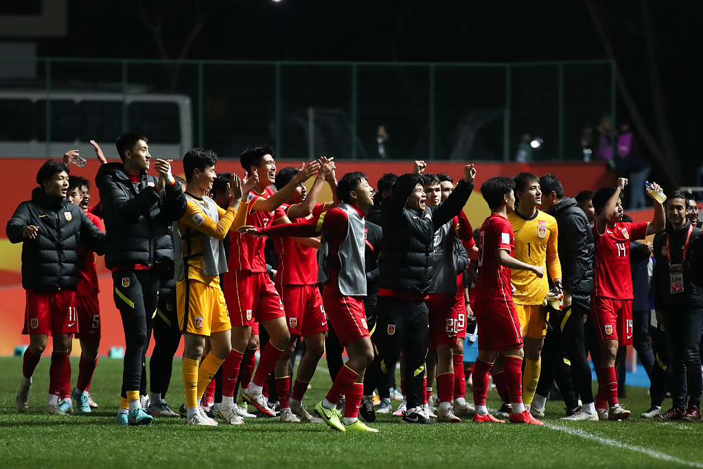 China players acknowledge the fans after their U20 Asian Cup clash with Kyrgyzstan at the JAR Stadium in Tashkent, Uzbekistan, March 9, 2023. /CFP