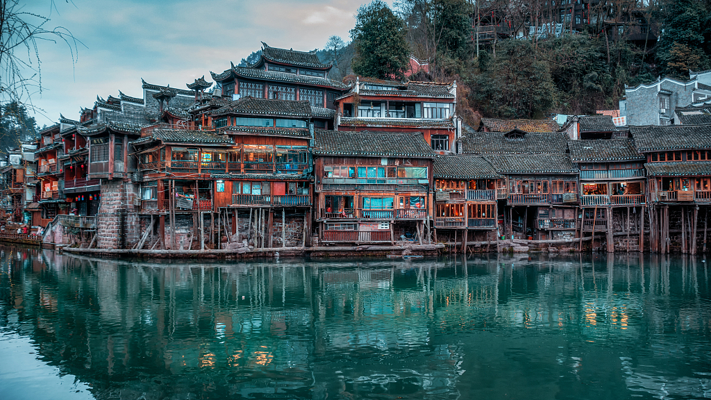The Tujia stilted building cluster, situated in the ancient town of Fenghuang, is an excellent spot to experience the culture and customs of the Tujia ethnic group. /CFP 