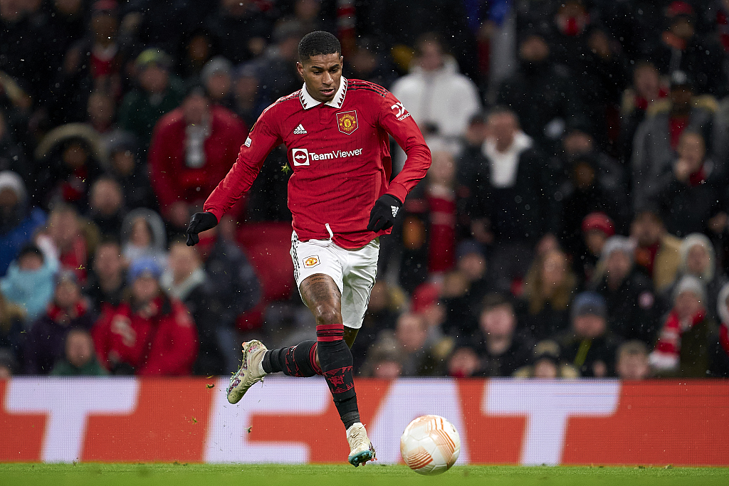 Marcus Rashford of Manchester United runs with the ball during the first leg of the Europa League round of 16 match between Manchester United and Real Betis at Old Trafford in Manchester, England, March 9, 2023. /CFP