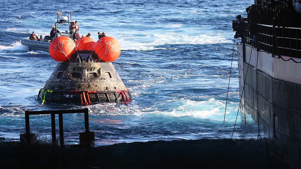 NASA's Orion capsule is drawn to the well deck of the USS Portland after it splashed down following a successful uncrewed Artemis 1 lunar mission, December 11, 2022. /CFP