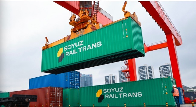 A China-Europe freight train loads containers at Dulaying Station in Guiyang, southwest China's Guizhou Province, February 9, 2023. /Xinhua
