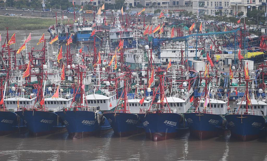 在举行了传统的海神祭祀仪式后，数百艘渔船从东海石浦港出发。  /CFP