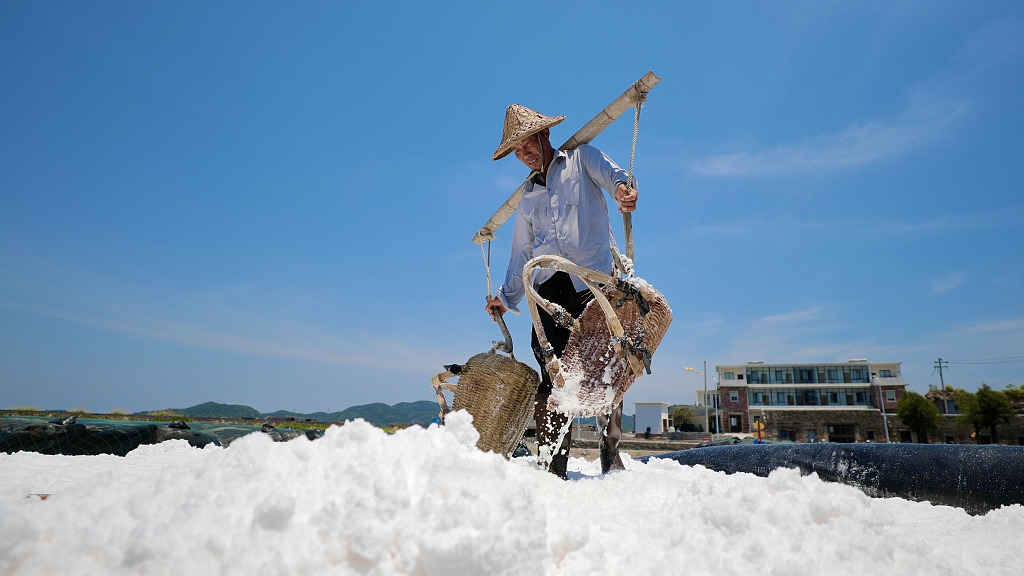 A farmer uses traditional methods to dry sea salt at Xiangshan's Hua'ao Salt Field. /CFP