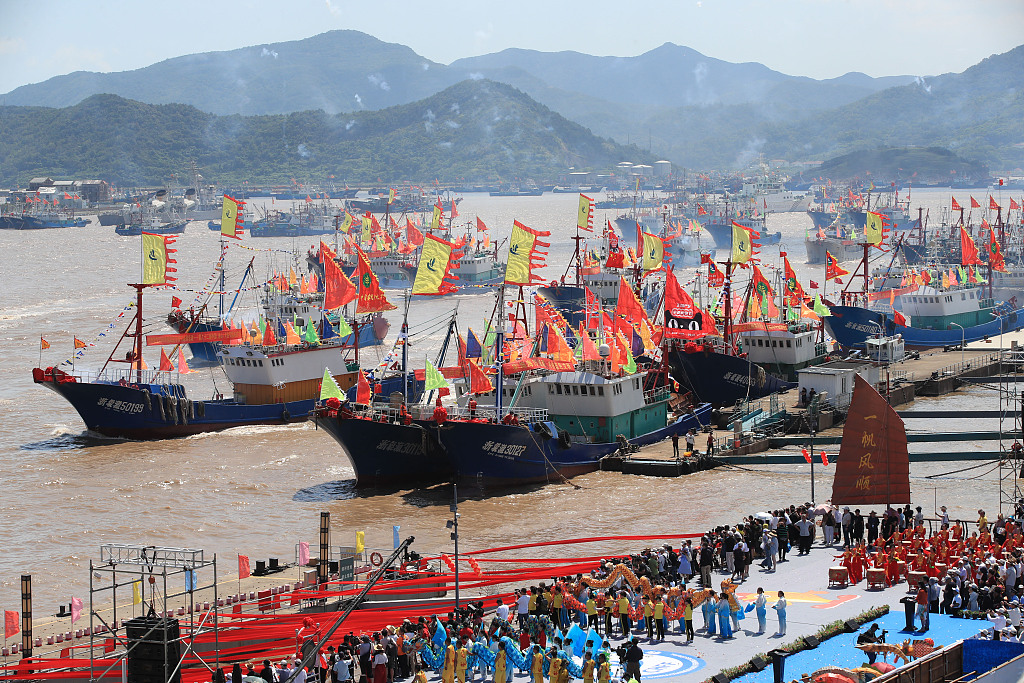 Hundreds of fishing vessels set sail on the East China Sea from Shipu port in Xiangshan County as the fishing season opens. /CFP
