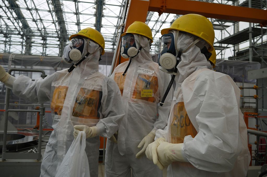 2013 年 9 月 12 日，外部专业人员在福岛县大隈镇视察东京电力公司的福岛第一核电站。/CFP