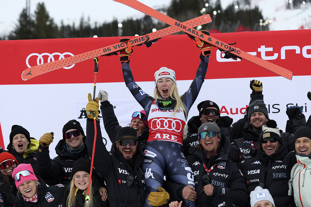 Mikaela Shiffrin of the U.S. holds her skis as she celebrates with her team after winning the women's giant slalom race at Alpine Ski World Cup in Are, Sweden, March 10, 2023. /CFP