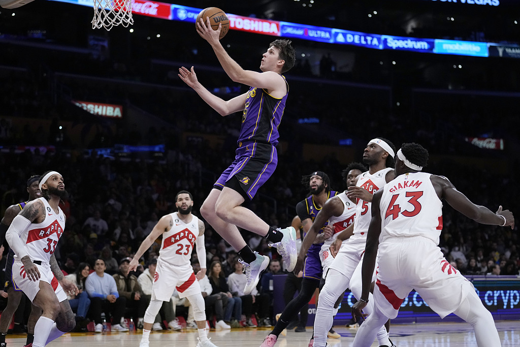 Austin Reaves (C) of the Los Angeles Lakers drives toward the rim in the game against the Toronto Raptors at Crypto.com Arena in Los Angeles, California, March 10, 2023. /CFP