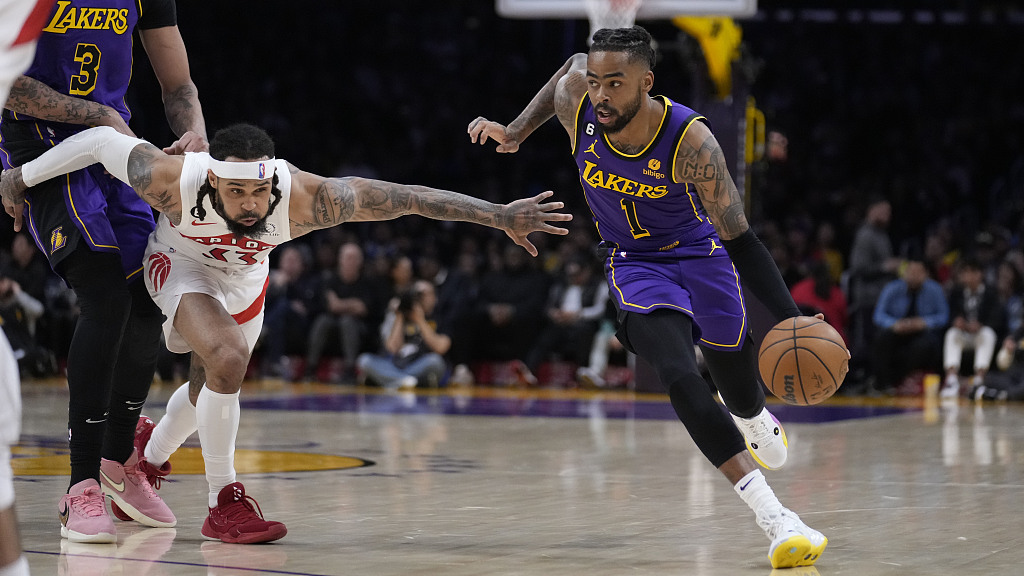 D'Angelo Russell (#1) of the Los Angeles Lakers penetrates in the game against the Toronto Raptors at Crypto.com Arena in Los Angeles, California, March 10, 2023. /CFP