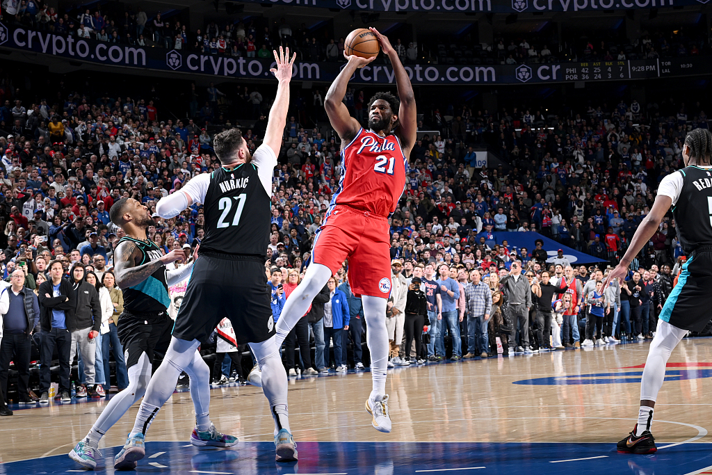 Joel Embiid (#21) of the Philadelphia 76ers shoots in the game against the Portland Trail Blazers at the Wells Fargo Center in Philadelphia, Pennsylvania, March 10, 2023. /CFP