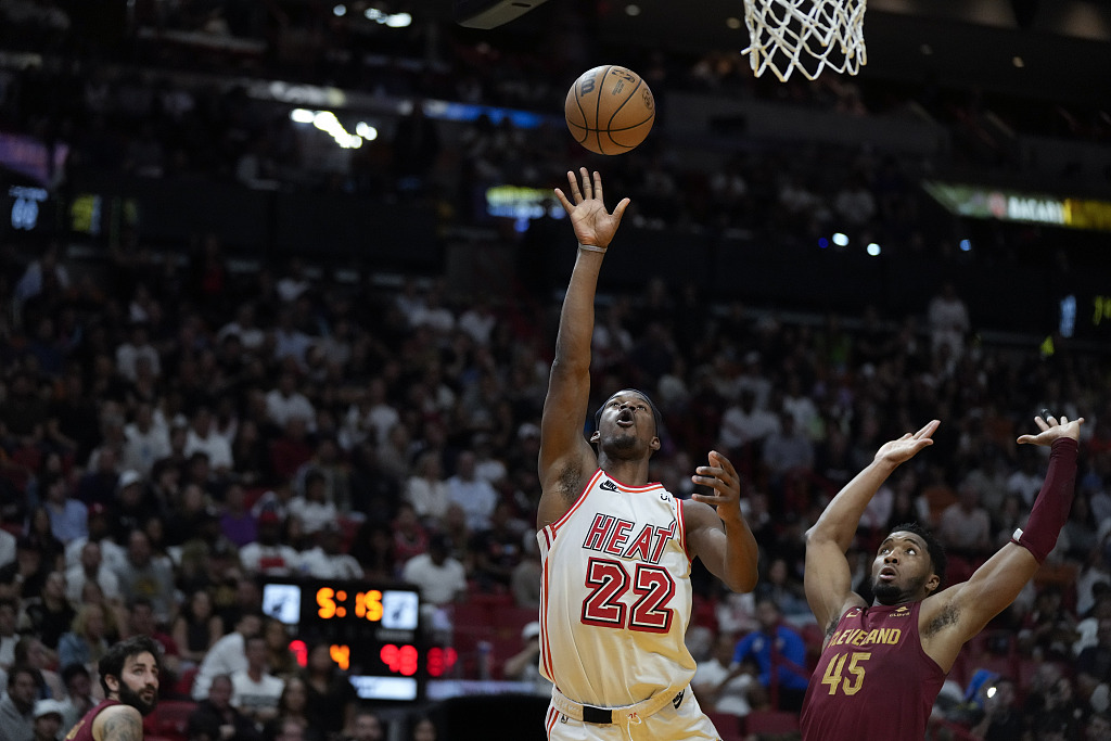 Jimmy Butler (#22) of the Miami heat shoots in the game against the Cleveland Cavaliers at Miami-Dade Arena in Miami, Florida, March 10, 2023. /CFP