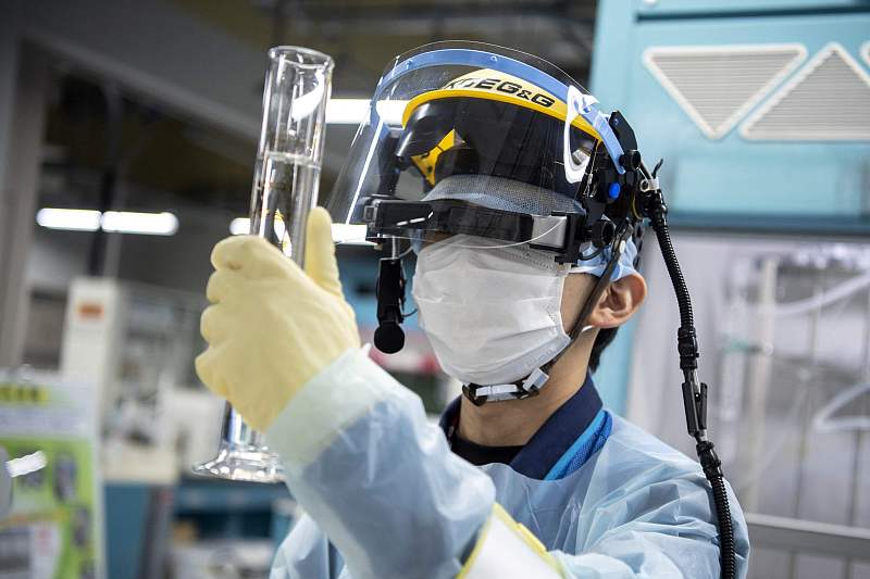 An employee conducts a tritium measurement on a sample of contaminated water at the Tokyo Electric Power Company Fukushima Daiichi nuclear power plant in Okuma, Fukushima prefecture, Japan, March 5, 2022. /CFP