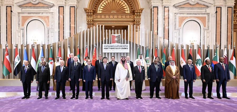 Leaders pose for a group photo at the first China-Arab States Summit in Riyadh, Saudi Arabia, December 9, 2022. /Xinhua