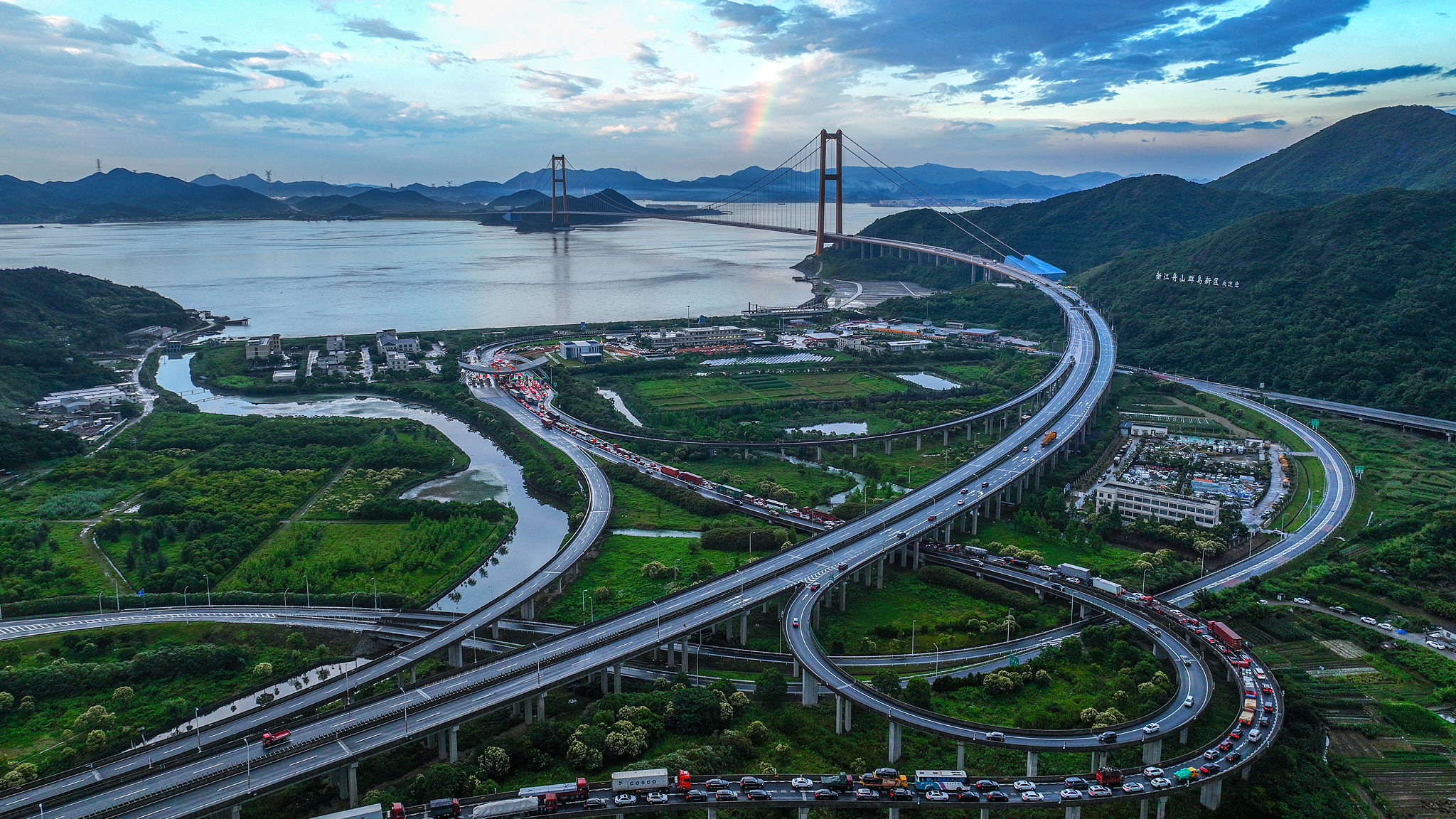 A photo showing the Zhoushan Cross-sea bridge, June 22, 2022. /CFP