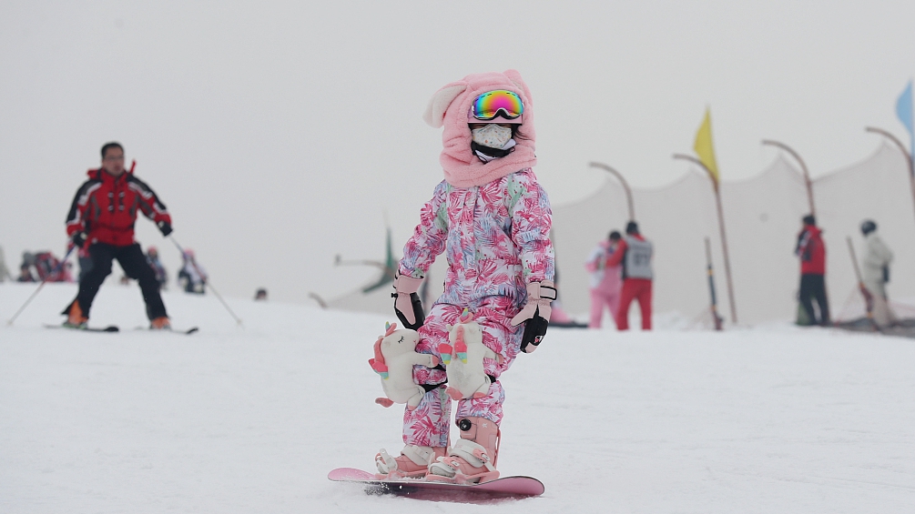 A girl skiing at a snow resort in Yinchuan, capital of Ningxia Hui Autonomous Region, China, January 30, 2023. /CFP