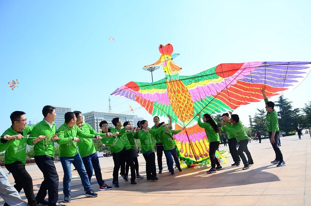 People fly a kite measuring over 60 meters long in Weifang, Shandong, on April 22, 2017. /CFP