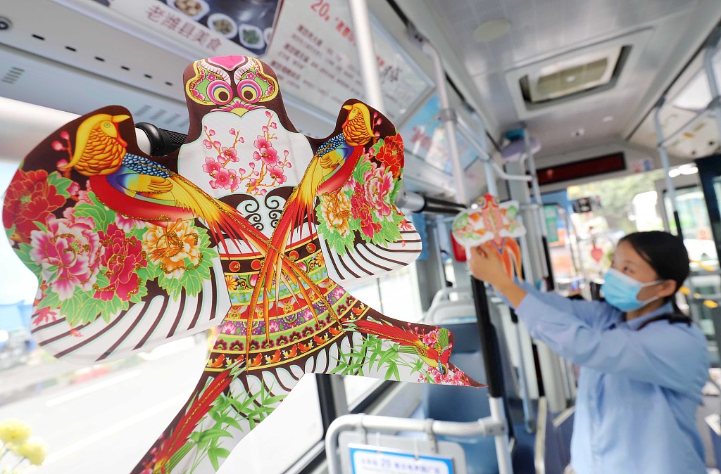 Kites are used to decorate a local bus in Weifang, Shandong, on August 11, 2022. /CFP