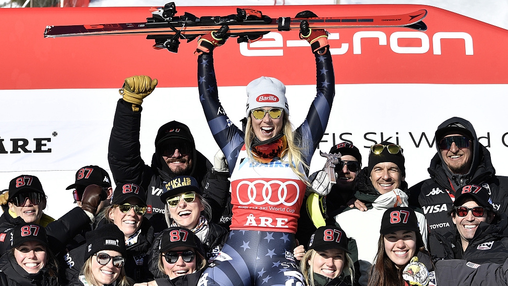 Mikaela Shiffrin (C) celebrates with the U.S. ski team during the Alpine Ski World Cup in Are, Sweden, March 11, 2023. /CFP