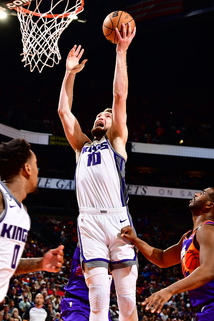 Domantas Sabonis (#10) of the Sacramento Kings drives toward the rim in the game against the Phoenix Suns at the Footprint Center in Phoenix, Arizona, March 11, 2023. /CFP